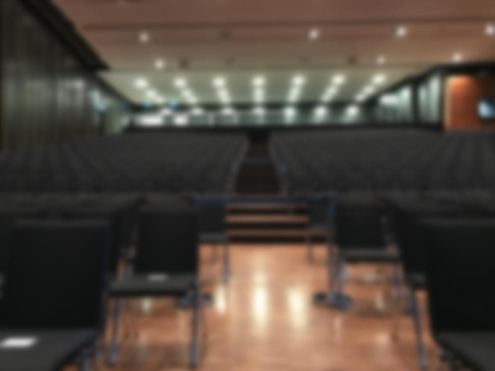 Hände unter einem Desinfektionsspender